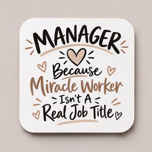Può includere: Un sottobicchiere quadrato bianco con testo nero e beige che recita: MANAGER Because Miracle Worker Isn't A Real Job Title. Il design include un'icona a forma di cuore beige centrale, cuori più piccoli e linee decorative.