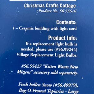 Może przedstawiać: Niebieskie pudełko produktu z tekstem "Christmas Crafts Cottage" i "Product No. 56.55616". Zawartość obejmuje ceramiczny budynek z przewodem świetlnym. Zawiera r&oacute;wnież dodatkowe informacje o produkcie.