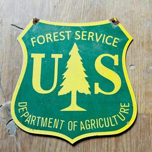 Antica e rara insegna pubblicitaria in porcellana smaltata monofacciale da 12 pollici del Servizio Forestale degli Stati Uniti