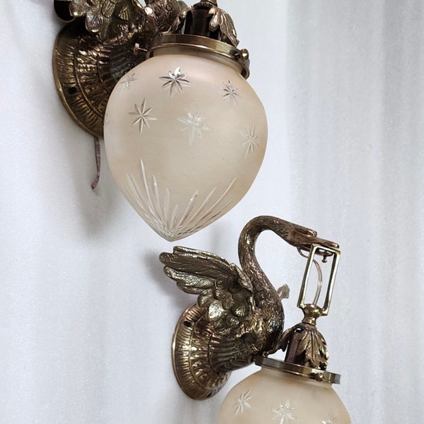 Para antycznych zabytkowych kinkietów ściennych w stylu Art Nouveau z mosiądzu w kształcie łabędzia, szkło gwiaździste, oprawa świetlna