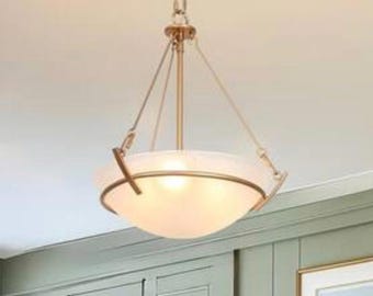 Lámpara de techo colgante estilo art déco antiguo con varillas de latón y cristal.