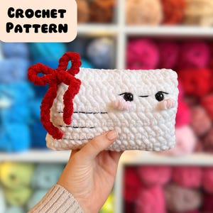 PATRÓN DE GANCHILLO Carta de amor de Lucía / Patrón en inglés con terminología estadounidense / Patrón de peluche para San Valentín / Amigurumi para regalo de aniversario