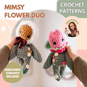 Op de afbeelding: Twee handgemaakte gehaakte poppen, een met een bruin hoofd en witte rand, de andere met een roze hoofd. Beide poppen hebben grijze lichamen en zijn versierd met kleine bloemen. De tekst "Mimsy Flower Duo" en "Crochet Patterns" is inbegrepen.