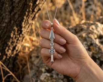 Colgante de plata de ley con la Santa Lanza: Collar Templario con la Lanza del Destino