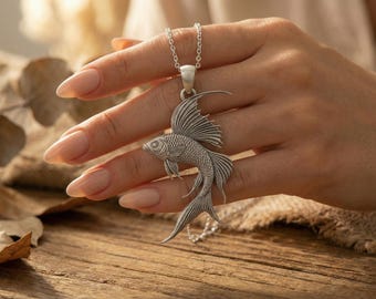 Squisita collana con ciondolo a forma di pesce koi in argento sterling 925 con intricato motivo a fiore di loto e acqua, simbolo di buona fortuna di ispirazione giapponese. - Italia