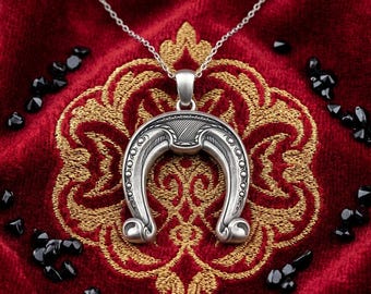 Naszyjnik w kształcie podkowy • Srebrna zawieszka przynosząca szczęście • Symbol ochrony i fortuny • Biżuteria-talizman unisex