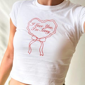 Kocham Cię, Przepraszam - APRÈS - y2k Crop Baby Tee, Coquette T-shirt, Kawaii Baby Tee z krótkim rękawem, Graphic Tee