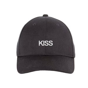 Pode incluir: Boné de beisebol preto com a palavra "KISS" bordada em branco na frente. O boné tem uma aba curva e uma coroa arredondada. O chapéu é feito de um tecido durável.