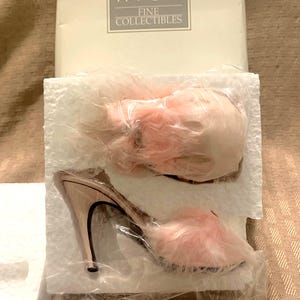Avon Miniature Shoe & Matching Handbag