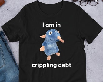 Peut inclure: T-shirt noir avec un personnage de dessin animé bleu et le texte "Je suis dans une dette écrasante".