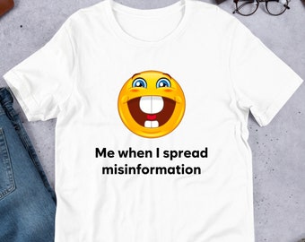 Yo cuando difundo información errónea, camisa de meme divertido, meme de Twitter, Weirdcore, camiseta extrañamente específica, diseño desquiciado, maldito, humor de la generación Z