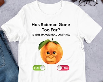 ¿La ciencia ha ido demasiado lejos mono naranja, camisa meme divertida, camisa irónica, ropa extraña, extrañamente específica, camisa desquiciada, maldita