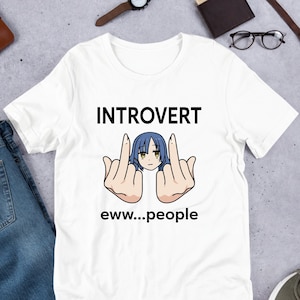 Puede incluir: Camiseta blanca con un gráfico negro de una chica de anime haciendo el dedo medio con el texto "Introvertido ew...people" impreso en ella.