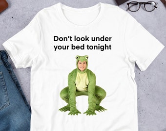 Ne regardez pas sous votre grenouille de lit, chemise drôle de mème, chemise ironique, vêtements bizarres, cadeau de blague de chemise, étrangement spécifique, chemise désarticulée, maudit