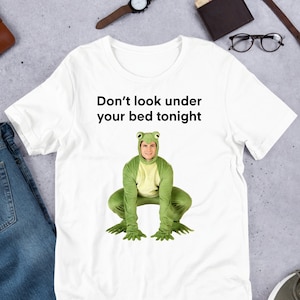 Don't Look Under Your Bed Frog, Funny Meme Shirt, Ironic Shirt, Weirdcore Clothing, Shirt Joke Gift, Oddly Specific, Unhinged Shirt, Cursed