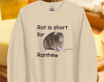 La rata es corta para Ratthew, sudadera meme divertida, regalo para un amigo, raro, extrañamente específico, desquiciado, maldito, camisa novedosa, regalo de mordaza