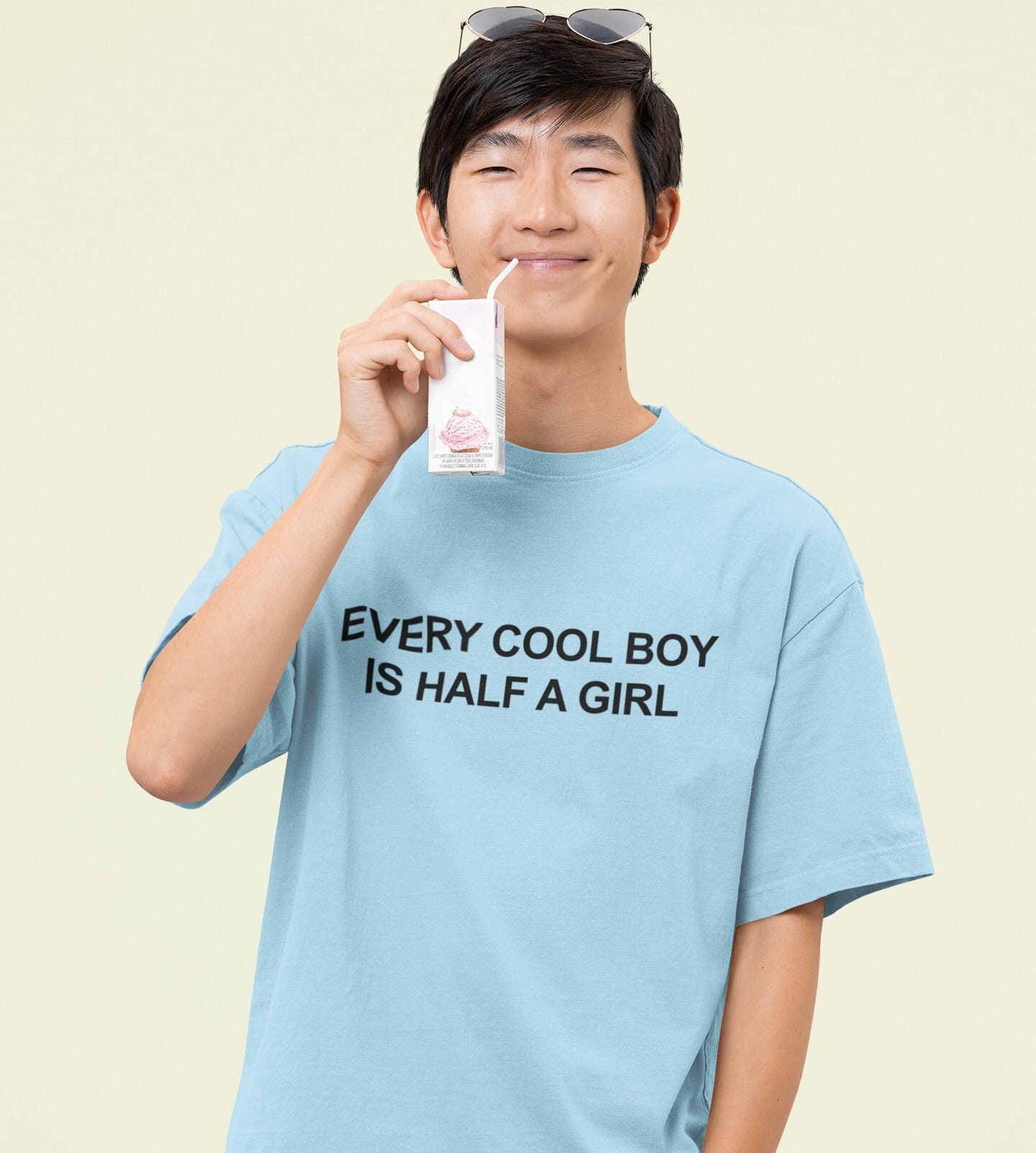 クールな男の子はみんな半分女の子 ユニセックス シャツ Y2K 面白いミーム シャツ パロディ / フェムボーイ シャツ / バイセクシャル LGBTQ プライド / 奇妙に特定 / トランスジェンダー