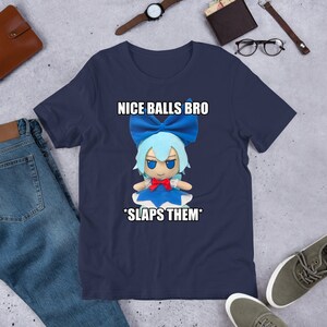 Nettes Bälle Bro, Touhou Fumo Plüsch, Cirno Marisa Reimu, Lustiges Anime Meme Shirt, Ausgehängtes Shirt, Waifu Shirt, Otaku Kleidung, Touhou Puppen Navy