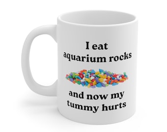Como rocas de acuario, taza de meme divertido, taza irónica, extrañamente específica, taza desquiciada, maldita, regalo de mordaza, taza de vergüenza, humor de la generación Z, regalo de broma