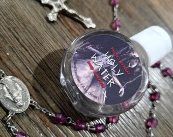 Desinfectante de manos de 28 g inspirado en el agua bendita de El Exorcista - Cuidado personal con temática de terror para lectores y fanáticos del cine de terror.