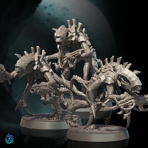 Peut inclure: Trois figurines extraterrestres miniatures grises et non peintes sur des socles circulaires. Chaque créature présente une tête allongée, des griffes acérées, un exosquelette segmenté et une arme intégrée au bras, dans une posture dynamique.
