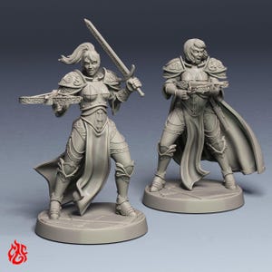 Peut inclure: Deux figurines de jeu de plateau en résine grise non peinte représentant des guerriers en armure sur des socles circulaires. L'une tient une épée et une arbalète, l'autre une arbalète et porte une cape. Toutes deux ont une armure ornée.