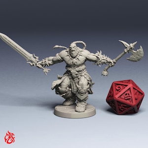 Op de afbeelding: Een grijs onbeschilderd miniatuurfiguur van een gespierde krijger met een baard en gevlochten haar, met een lang zwaard in de rechterhand en een bijl met stekels in de linkerhand. Het figuur draagt een harnas met bont en staat naast een rode 20-zijdige dobbelsteen.
