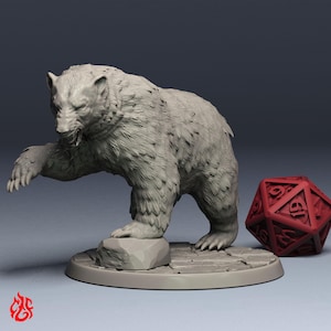 Peut inclure: Figurine détaillée d'un ours gris en mouvement, debout sur une base en pierre. Un grand dé rouge à plusieurs faces est à côté de l'ours. L'ours est sculpté avec une fourrure texturée et une expression renfrognée, suggérant un thème fantastique ou de jeu de société.