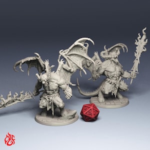 Può includere: Due miniature da gioco in resina grigia non dipinta raffiguranti demoni alati e cornuti dal fisico muscoloso, posizionate su basi circolari. Uno impugna una spada fiammeggiante, l'altro una lama simile. Un dado rosso a venti facce è in primo piano.