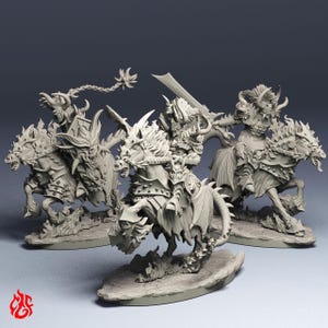 Könnte beinhalten: Ein Set aus drei unbemalten grauen Harz-Miniaturfiguren, die gepanzerte Krieger auf skelettierten Pferden darstellen. Jeder Reiter trägt eine stachelige Rüstung und gehörnte Helme und schwingt große Klingen, während die Pferde reich verzierte Rüstungen tragen.