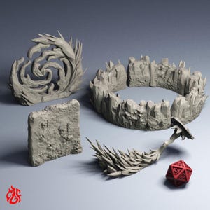Könnte beinhalten: Eine Sammlung grauer, 3D-gedruckter Tabletop-Gaming-Geländeteile. Enthält eine kreisförmige Wand, eine stilisierte Flamme, einen rechteckigen Wandabschnitt, einen stacheligen Schwanz und einen roten zwanzigseitigen Würfel.