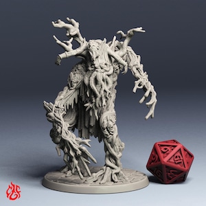 Könnte beinhalten: Eine detaillierte, grau getönte Miniaturfigur einer Fantasy-Kreatur mit baumartigem Aussehen. Die Figur hat einen strukturierten, rindenartigen Körper, armartige Äste und einen Bart aus hängenden Ranken. Ein roter, zwanzigseitiger Würfel liegt auf dem Sockel.