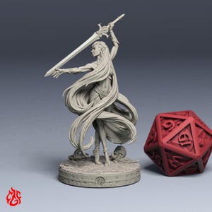 Peut inclure: Une figurine en résine grise non peinte représentant une guerrière elfe debout sur un socle circulaire en pierre, tenant une longue épée en l'air d'une main et tendant l'autre. La figurine a de longs cheveux fluides et un crâne à ses pieds.