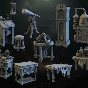 Op de afbeelding: Een verzameling miniatuurmeubels, waaronder een telescoop, een klok, een globe, een kruk en verschillende tafels. De meubels zijn gemaakt van lichtgrijs materiaal en hebben een gedetailleerd, realistisch ontwerp.