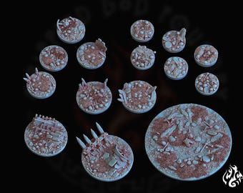 Può includere: Una collezione di tredici basi circolari per miniature con una superficie strutturata caratterizzata da teschi, ossa e detriti sparsi. Le basi variano in dimensioni e includono dettagli come punte verticali, strutture in legno rotte e rocce.
