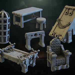 Könnte beinhalten: Eine Sammlung von grauen Miniatur-Verliesmöbeln, bestehend aus einem hohen zylindrischen Käfig, einem Holztisch mit Hocker, einem Pranger, einer schrägen Holzbank mit Ketten, einem flachen Holzbett mit Seilfesseln und einem Stuhl mit Stacheln.