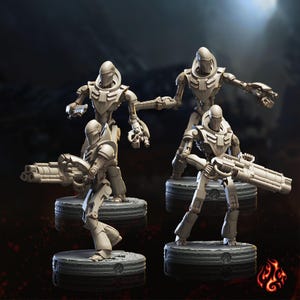 Pode incluir: Quatro figuras robóticas humanoides cinza-claras em bases circulares texturizadas. Cada figura apresenta um capacete liso, membros mecânicos segmentados e uma placa peitoral. Duas figuras seguram armas grandes de canos múltiplos.