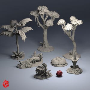 Può includere: Una collezione di pezzi di terreno in miniatura grigi non dipinti, tra cui tre alberi distinti, un tronco caduto, una dionea acchiappamosche, un grande fiore e una pianta a stelo alto. Un dado rosso a venti facce è posto in primo piano per la scala.