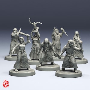 Peut inclure: Un ensemble de sept figurines miniatures grises non peintes représentant des adeptes en robe dans diverses poses. Les personnages tiennent des poignards, une torche et un livre avec des tentacules, tous sur des socles ronds au motif dallé.