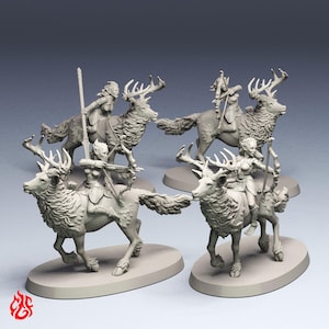 Puede incluir: Un conjunto de figuras en miniatura de color gris claro que representan personajes de fantasía montados en ciervos. Las figuras son detalladas, con jinetes que sostienen arcos y lanzas. Los ciervos tienen grandes cornamentas y están posados en movimiento, sobre bases ovaladas.
