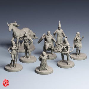 Op de afbeelding: Een verzameling grijze miniatuur fantasy figuren, waaronder een paard, krijger, boogschutter en tovenaar. Elke figuur staat op een cirkelvormige basis, met gedetailleerde ontwerpen voor tabletop games.