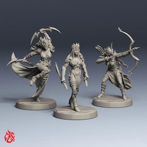Peut inclure: Trois figurines miniatures en résine grise non peinte représentant des guerrières sur des socles circulaires. Une figure bondit avec des lames courbes, une autre tient deux poignards, et la troisième vise avec un arc. Toutes portent des armures.