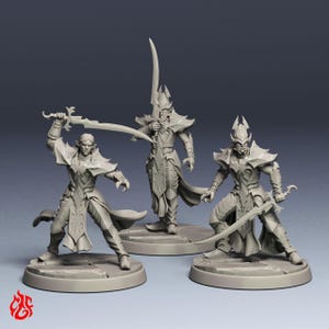 Könnte beinhalten: Drei unbemalte graue Resin-Tabletop-Spielfiguren, die Elfenkrieger in verzierter Rüstung darstellen. Jede Figur steht auf einem runden, steinstrukturierten Sockel, schwingt geschwungene Klingen und trägt spitze Helme mit detaillierter Plattenrüstung.