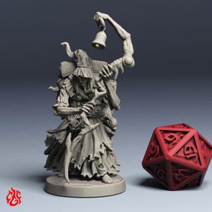 Peut inclure: Miniature imprimée en 3D d'une figurine squelettique détaillée vêtue de vêtements en lambeaux, tenant une cloche et un bâton incurvé. La figurine a des cornes et se tient sur une base circulaire. Un dé rouge à vingt faces est à côté de la figurine.