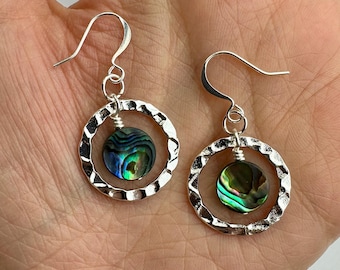 Pendientes colgantes de abulón orbital delicado + círculo martillado / Cuentas de concha Pua + cadena de plata martillada, acabados en tono plateado
