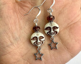 Pendientes colgantes de luna llena y estrellas plateadas / Pendientes colgantes de estilo bohemio con cuentas de luna y dijes de estrella de cristal checo en tonos neutros y acabados en tono plateado