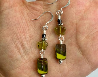 Pendientes colgantes dobles checos con rectángulos y estrellas a rayas color lima limón y azul marino transparente / Cuentas de vidrio tallado estilo boho con acabado plateado