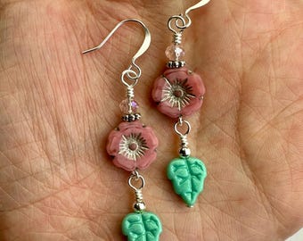 Blass Rosa Blumen + Blätter Minty Ohrringe | Weiche rosa Glasblumen + Blattperlen, Boho Hängeohrringe, silberfarbene Oberflächen