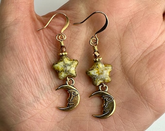 Pendientes colgantes de lunas y estrellas celestiales en tonos neutros dorados / Pendientes colgantes bohemios con dijes de luna y estrellas de cristal checo en tonos neutros cálidos y acabado en tono dorado