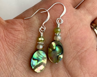Pendientes colgantes apilados de óvalos de abulón + verde pálido con piedra lunar lechosa / Pendientes de óvalo de piedra preciosa + cuentas de vidrio facetadas, acabados en tono plateado